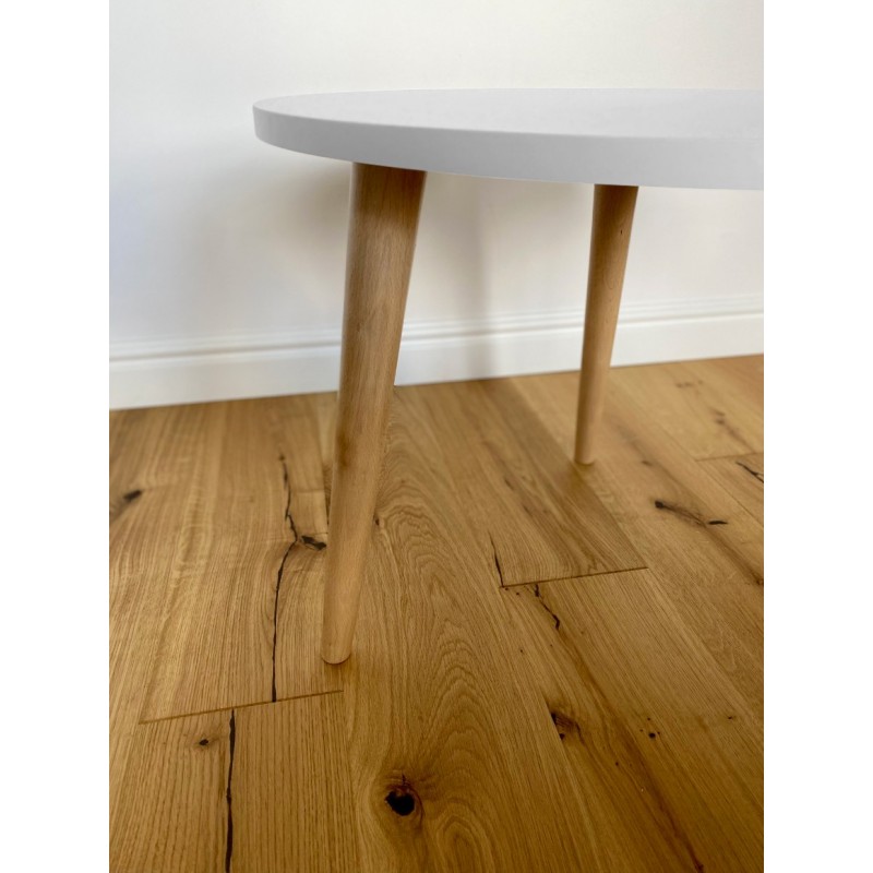 Couchtisch auf Holzbeinen 4/9