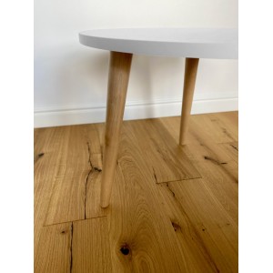 Couchtisch auf Holzbeinen 4/9