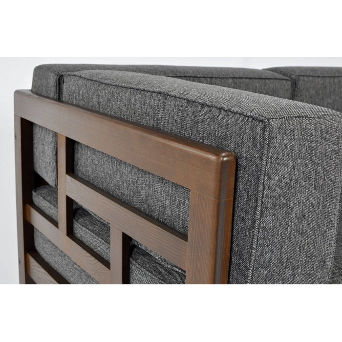 Graphitfarbenes Gartensofa EDEN 2 auf einem Holzgestell.