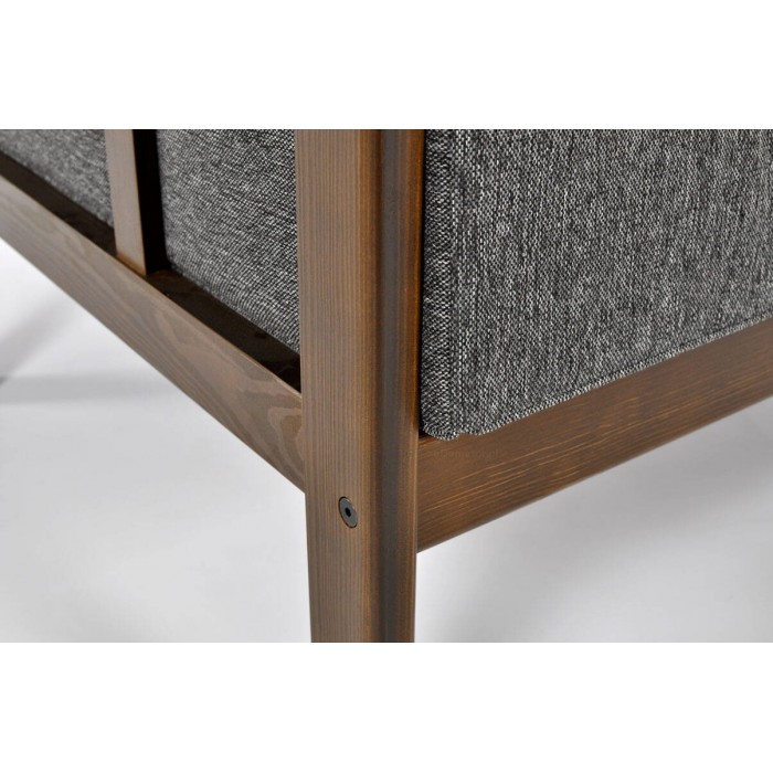 Graphitfarbenes Gartensofa EDEN 2 auf einem Holzgestell.