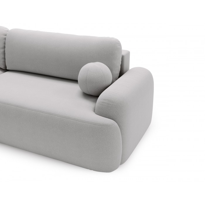 Elegantes hellgraues Ecksofa CLOUDY aus Lammfellstoff mit abgerundeten Seiten und dekorativen kugelförmigen Kissen