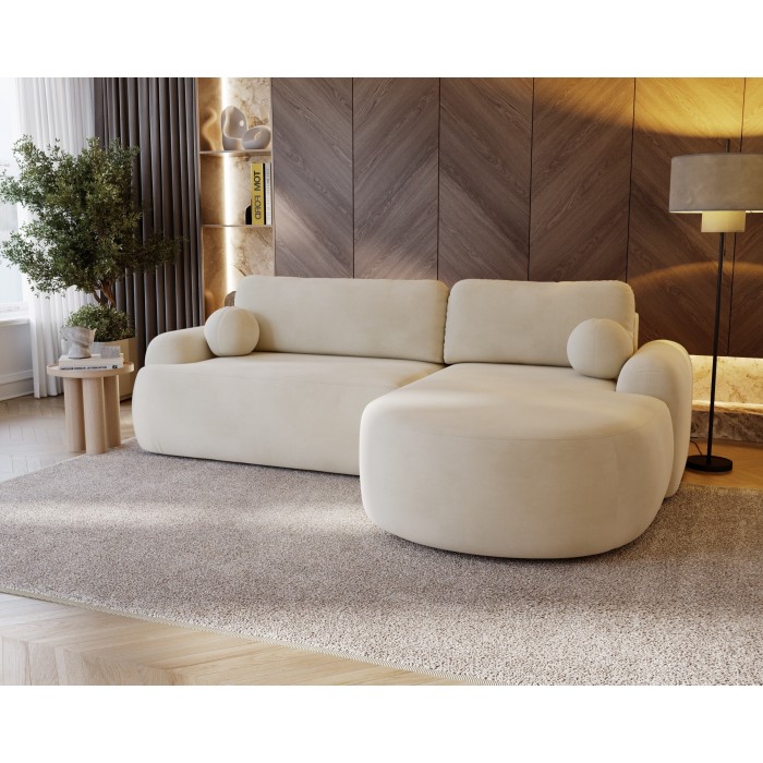 Elegantes cremefarbenes Ecksofa CLOUDY aus Veloursstoff mit abgerundeten Seiten und dekorativen kugelförmigen Polstern