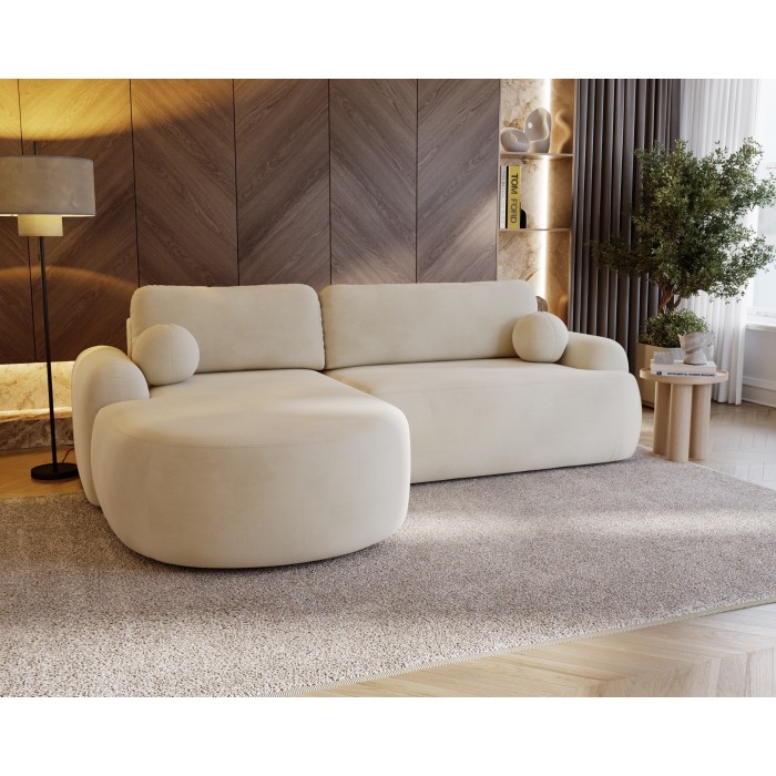 Elegante cremefarbene CLOUDY-Ecke links aus Veloursstoff mit abgerundeten Seiten und dekorativen kugelförmigen Kissen