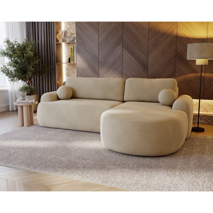 Elegantes, beigefarbenes Ecksofa CLOUDY aus Veloursstoff mit abgerundeten Seiten und kugelförmigen Zierkissen