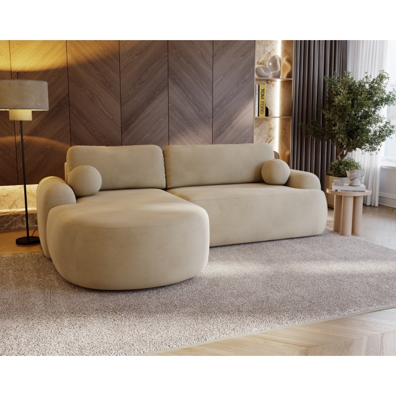 Elegantes beiges Ecksofa CLOUDY aus Veloursstoff mit abgerundeten Seiten und dekorativen kugelförmigen Kissen 3/9