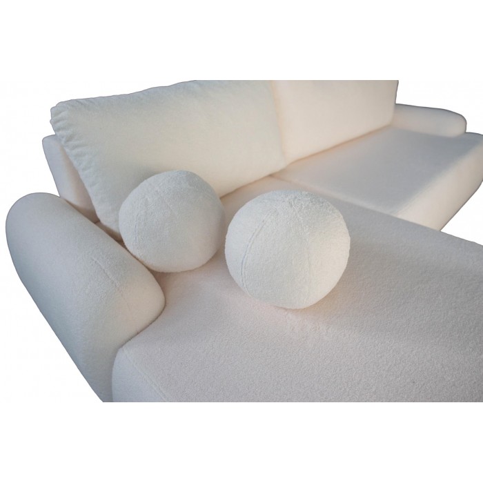 Elegante beigefarbene CLOUDY-Ecke links aus Lammfellstoff mit abgerundeten Seiten und dekorativen kugelförmigen Kissen