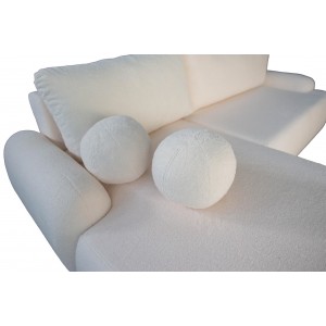 Elegante beigefarbene CLOUDY-Ecke links aus Lammfellstoff mit abgerundeten Seiten und dekorativen kugelförmigen Kissen 9/9