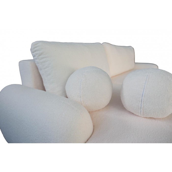 Elegante beigefarbene CLOUDY-Ecke links aus Lammfellstoff mit abgerundeten Seiten und dekorativen kugelförmigen Kissen
