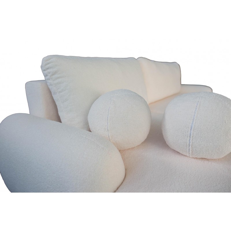 Elegante beigefarbene CLOUDY-Ecke links aus Lammfellstoff mit abgerundeten Seiten und dekorativen kugelförmigen Kissen 10/9