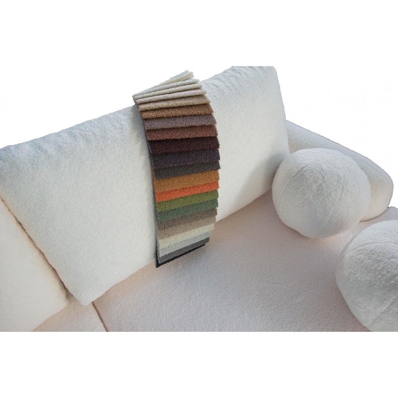 Elegante beigefarbene CLOUDY-Ecke links aus Lammfellstoff mit abgerundeten Seiten und dekorativen kugelförmigen Kissen 11/9