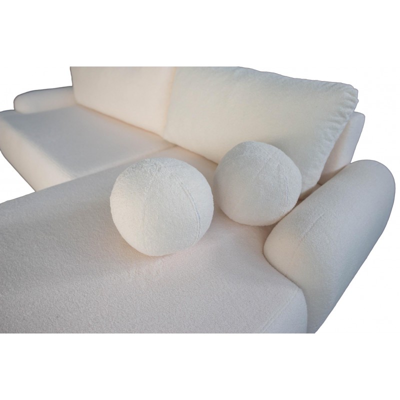 Elegantes, beigefarbenes Ecksofa CLOUDY aus Lammfell mit abgerundeten Seiten und dekorativen, kugelförmigen Polstern 8/9