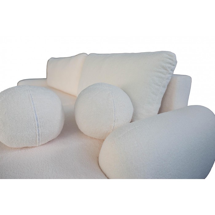 Elegantes, beigefarbenes Ecksofa CLOUDY aus Lammfell mit abgerundeten Seiten und dekorativen, kugelförmigen Polstern