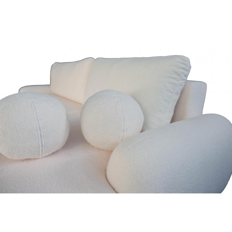 Elegantes, beigefarbenes Ecksofa CLOUDY aus Lammfell mit abgerundeten Seiten und dekorativen, kugelförmigen Polstern 9/9